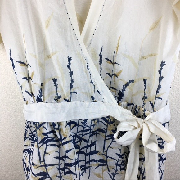 BCBGMaxAzria Women's Silk Blend Wrap Short Sleeve Blouse Beige Floral Print XS - Picture 3 of 16